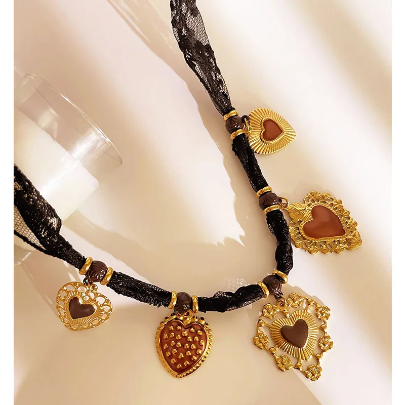Collar Encaje Negro y Dijes Corazones