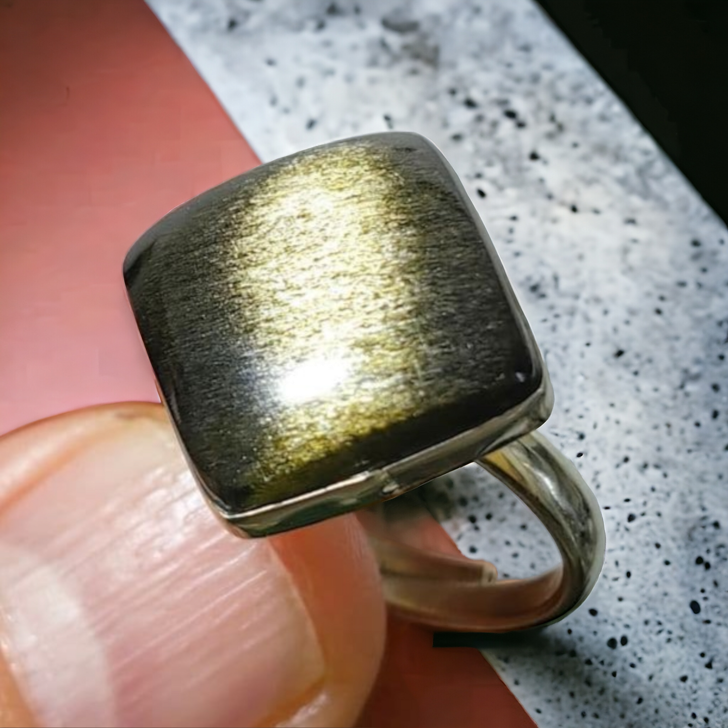 Anillo Cuadrado Obsidiana Dorada Ajustable