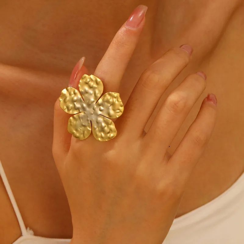 Anillo Dorado Flor Amartillado Ajustable