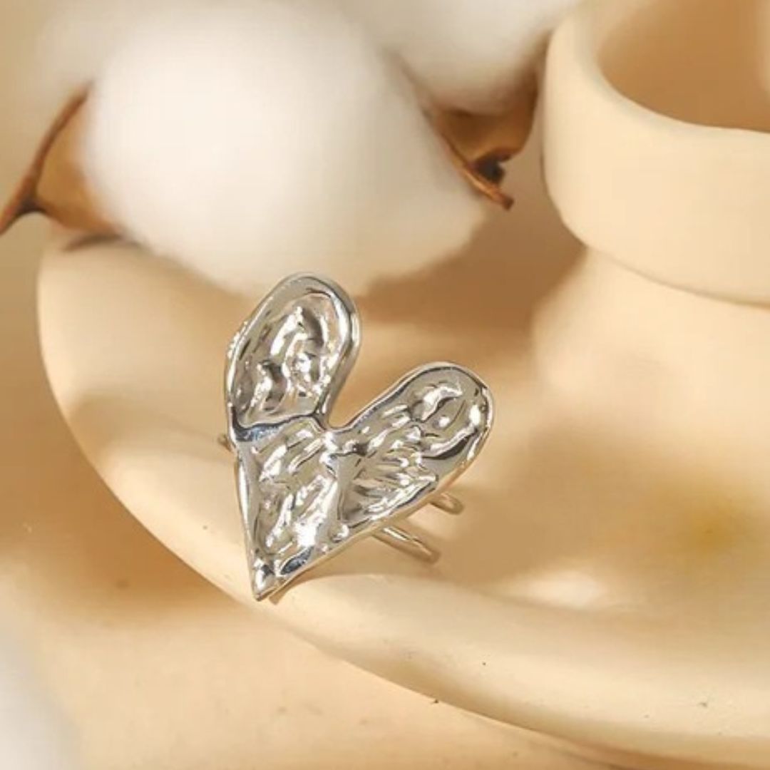 Anillo Plateado Corazón Amartillado - Ajustable