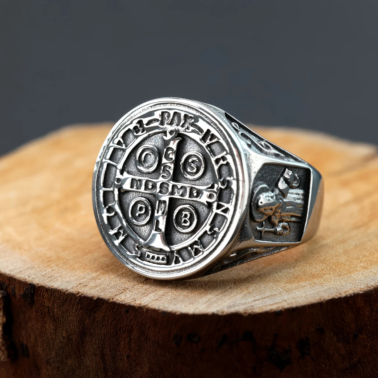 Anillo Plateado San Benito Talla 8