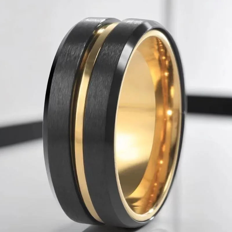 Anillo Color Negro Con Aro Central Dorado - Talla 10 12