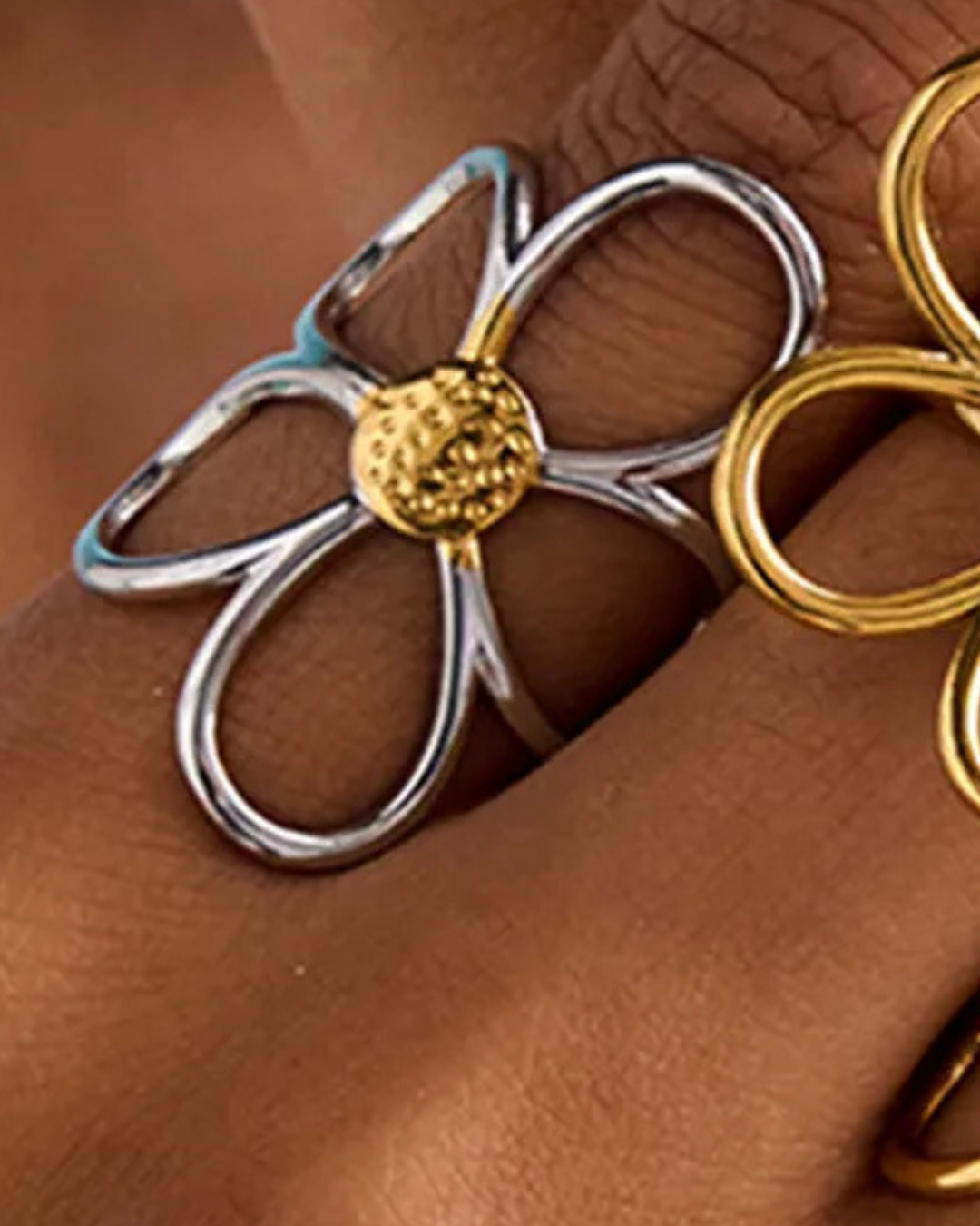 Anillo Plateado Flor Hueca - Ajustable