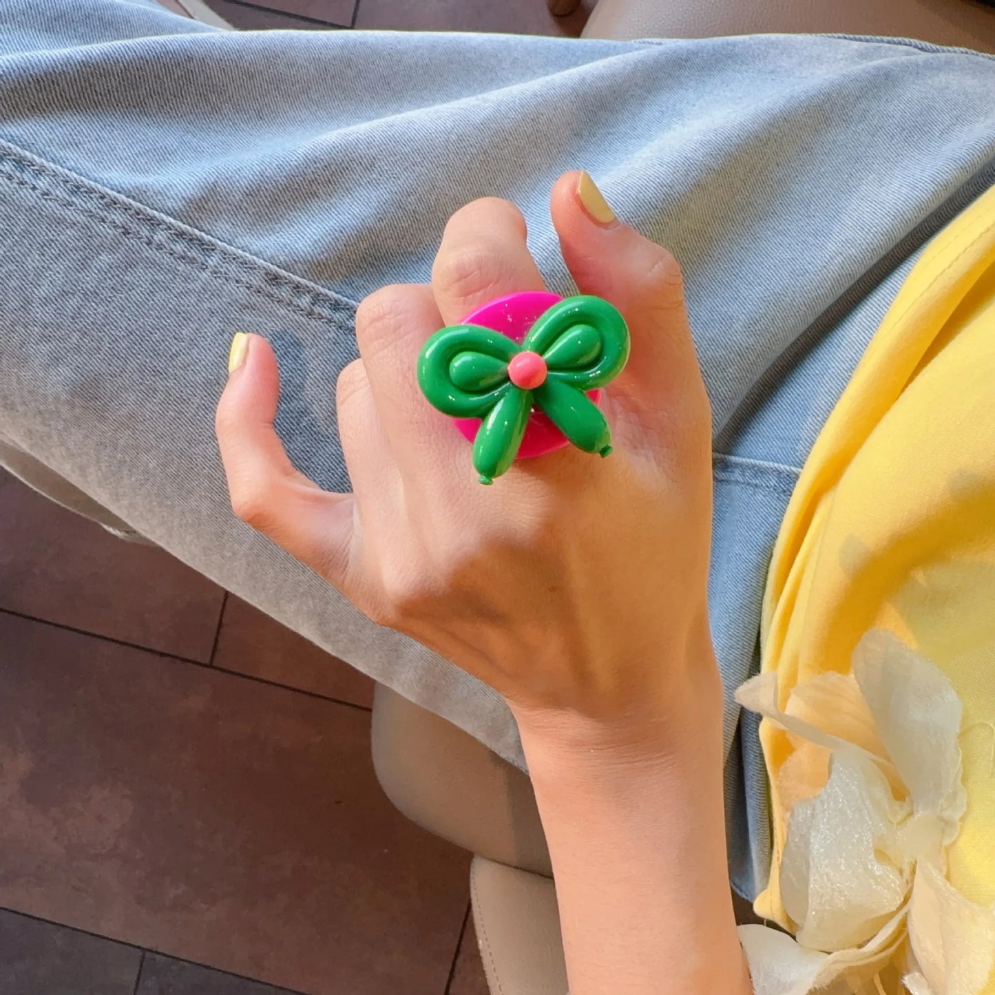 Anillo Resina Rosado con Nudo Mariposa Verde - Talla 7