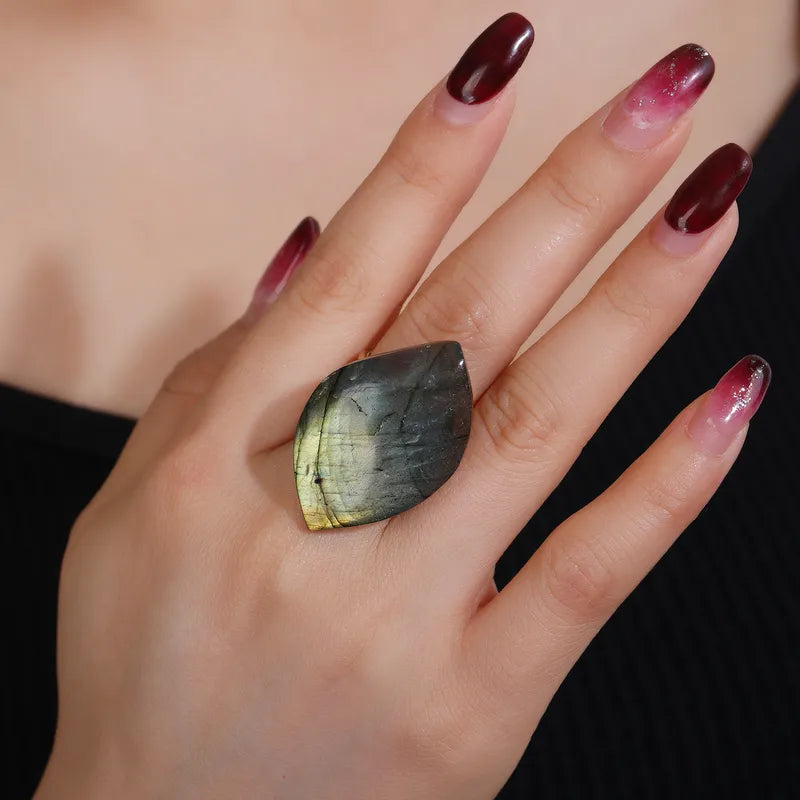 Anillo Dorado con Piedra Natural Labradorita - Ajustable