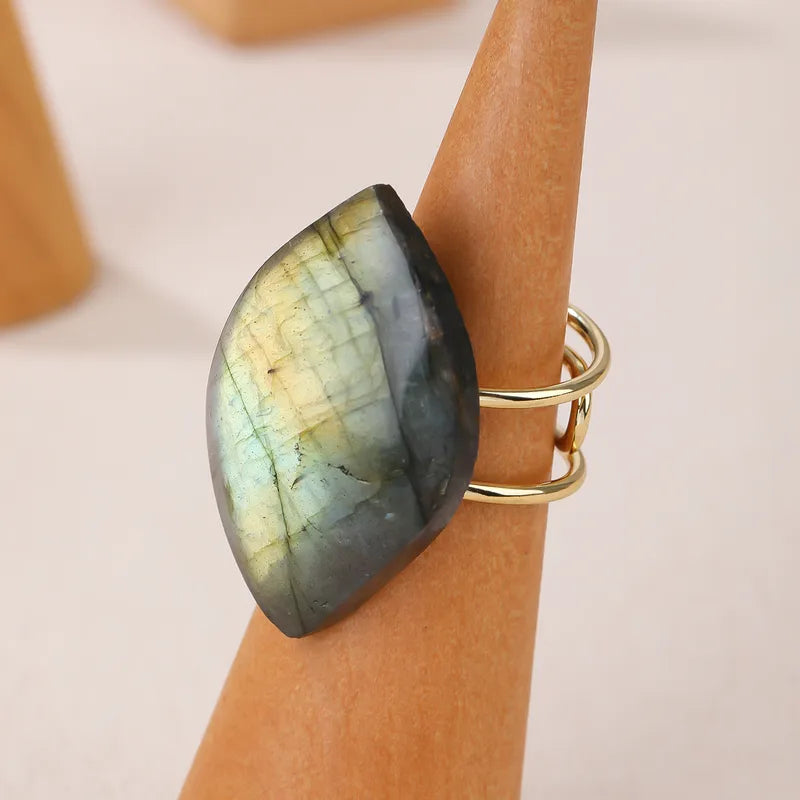 Anillo Dorado con Piedra Natural Labradorita - Ajustable