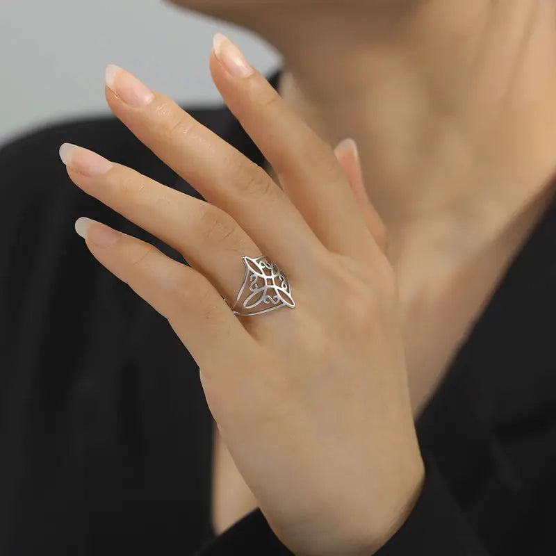 Anillo Plateado Nudo de Bruja Talla 8