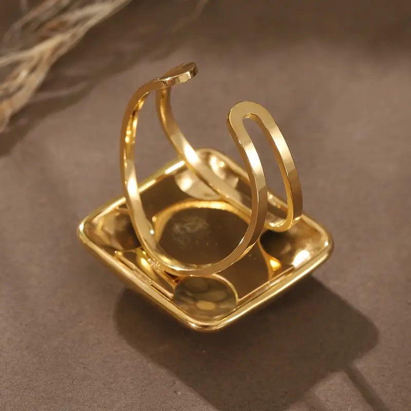 Anillo Dorado Cuadrado Amartillado Ajustable