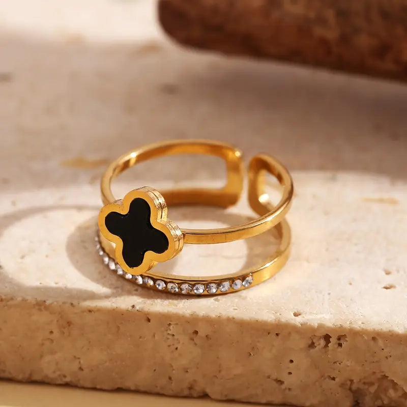 Anillo Dorado y Circón Ronda Trébol Negro