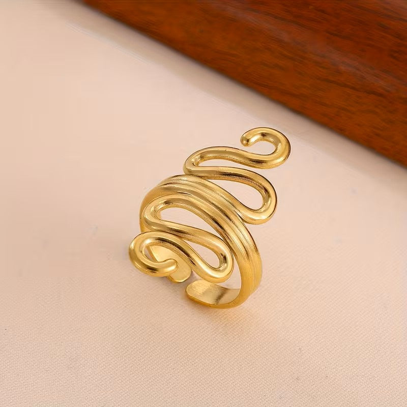 Anillo Dorado Curvo Forma Serpiente - Ajustable