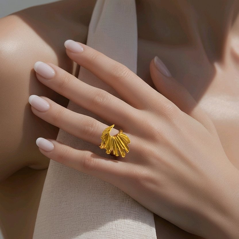 Anillo Dorado Flor de Pluma Ajustable