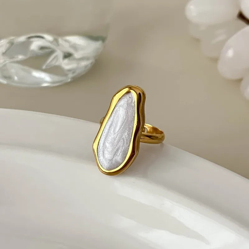 Anillo Dorado Ronda Asimétrica Blanca - Ajustable