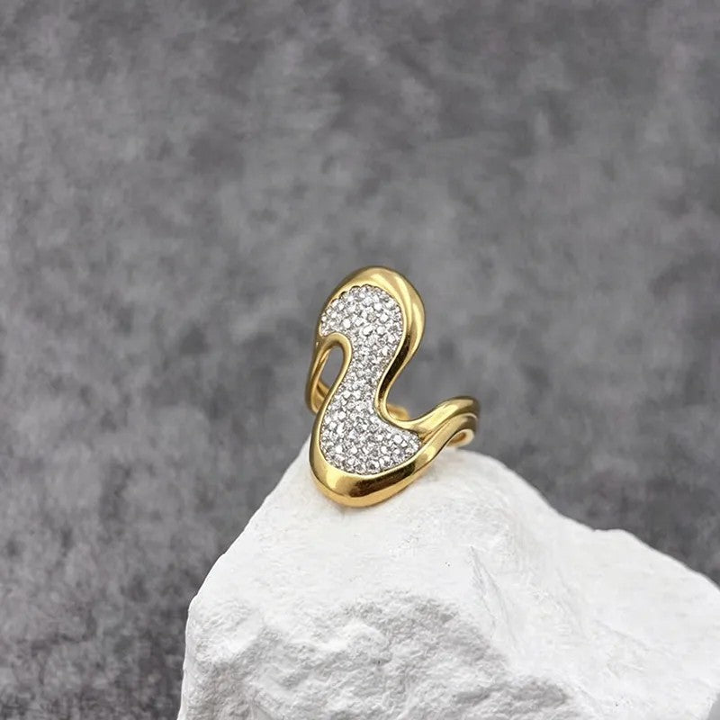 Anillo Dorado en Silueta Color Blanco
