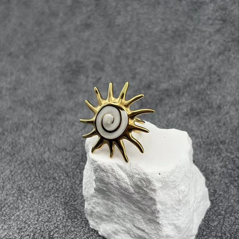 Anillo Dorado Patrón Sol Ronda Esmaltada Blanca - Ajustable