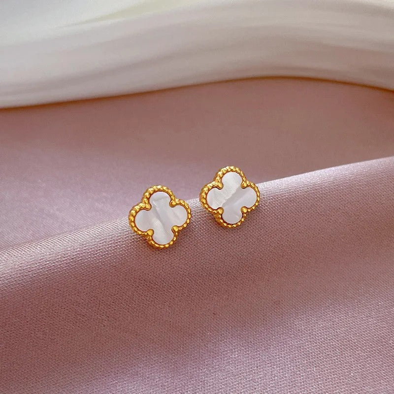 Aretes Trébol Cuatro Hojas Blanco y Dorado