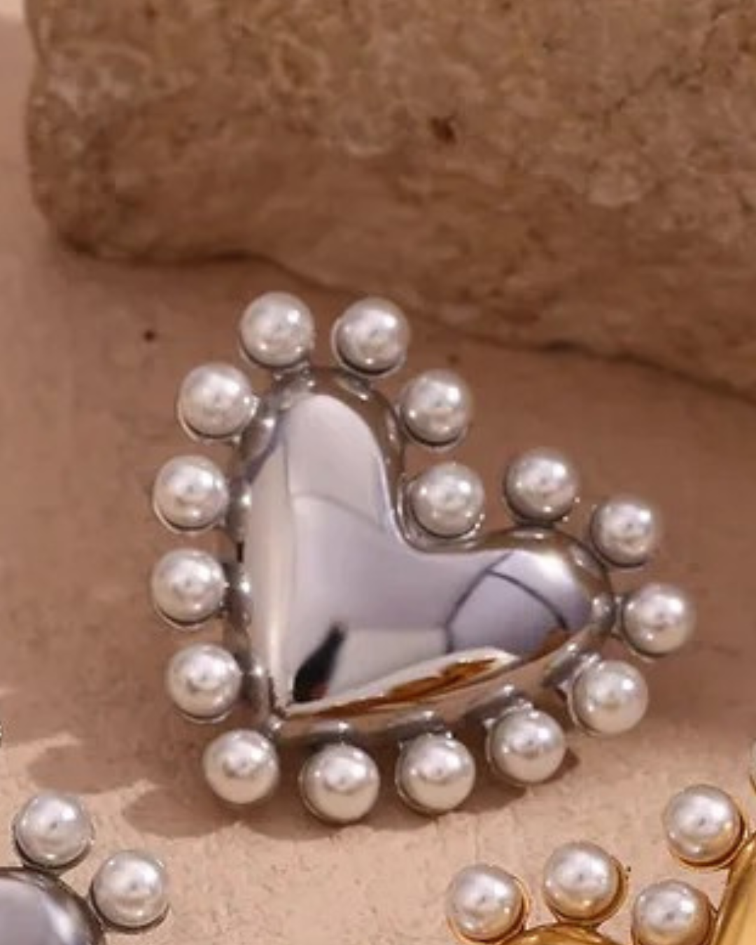 Aretes Plateados Corazón Perlas