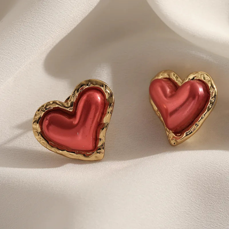 Aretes Dorados Corazón Rojo Fuego