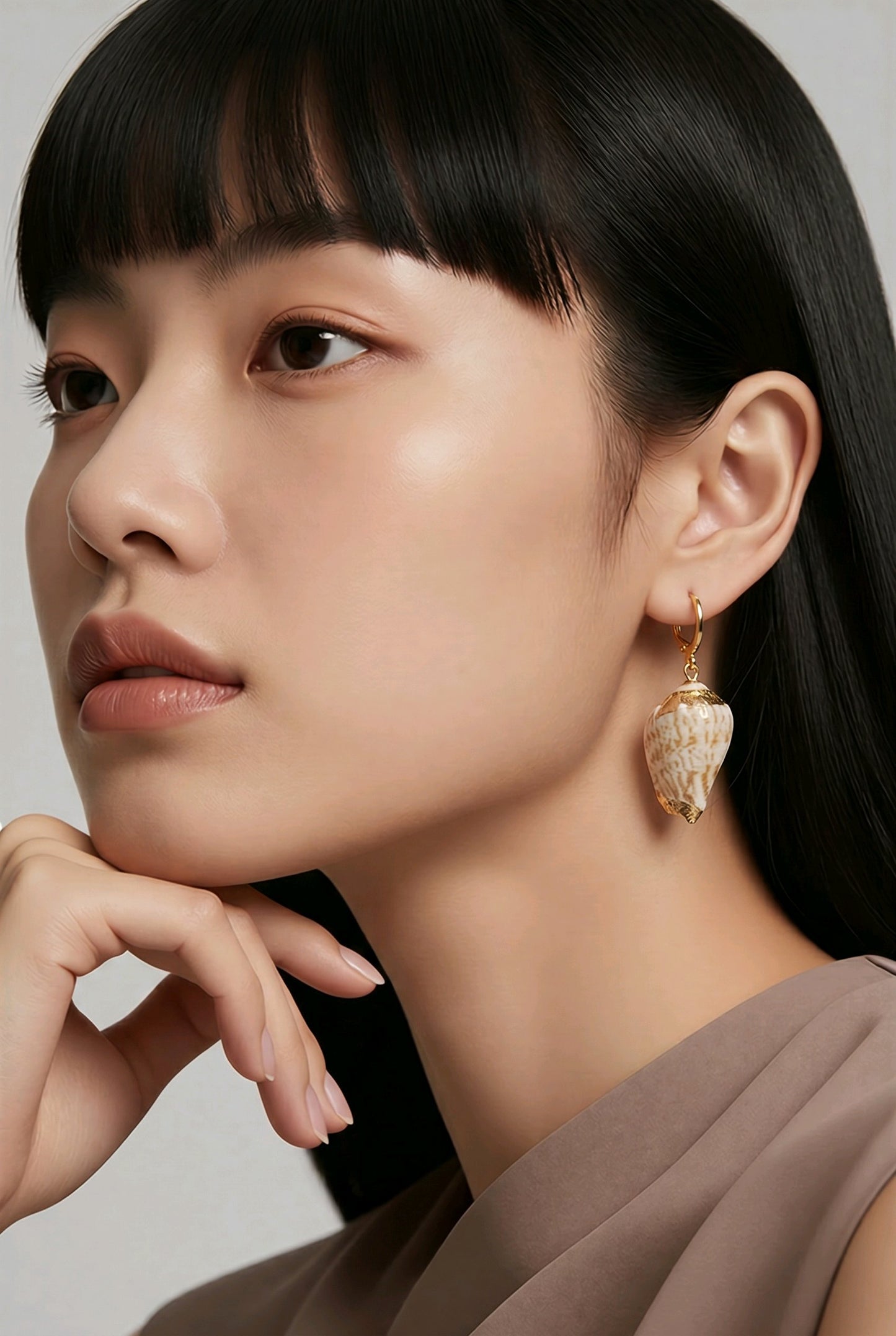 Aretes Dorados de Caracoles Blancos Largos