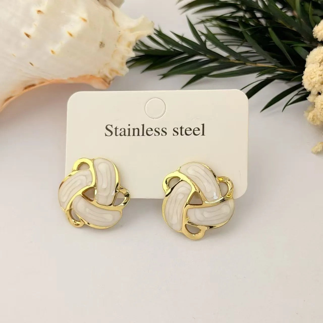 Aretes Nudo Esmaltado Beige