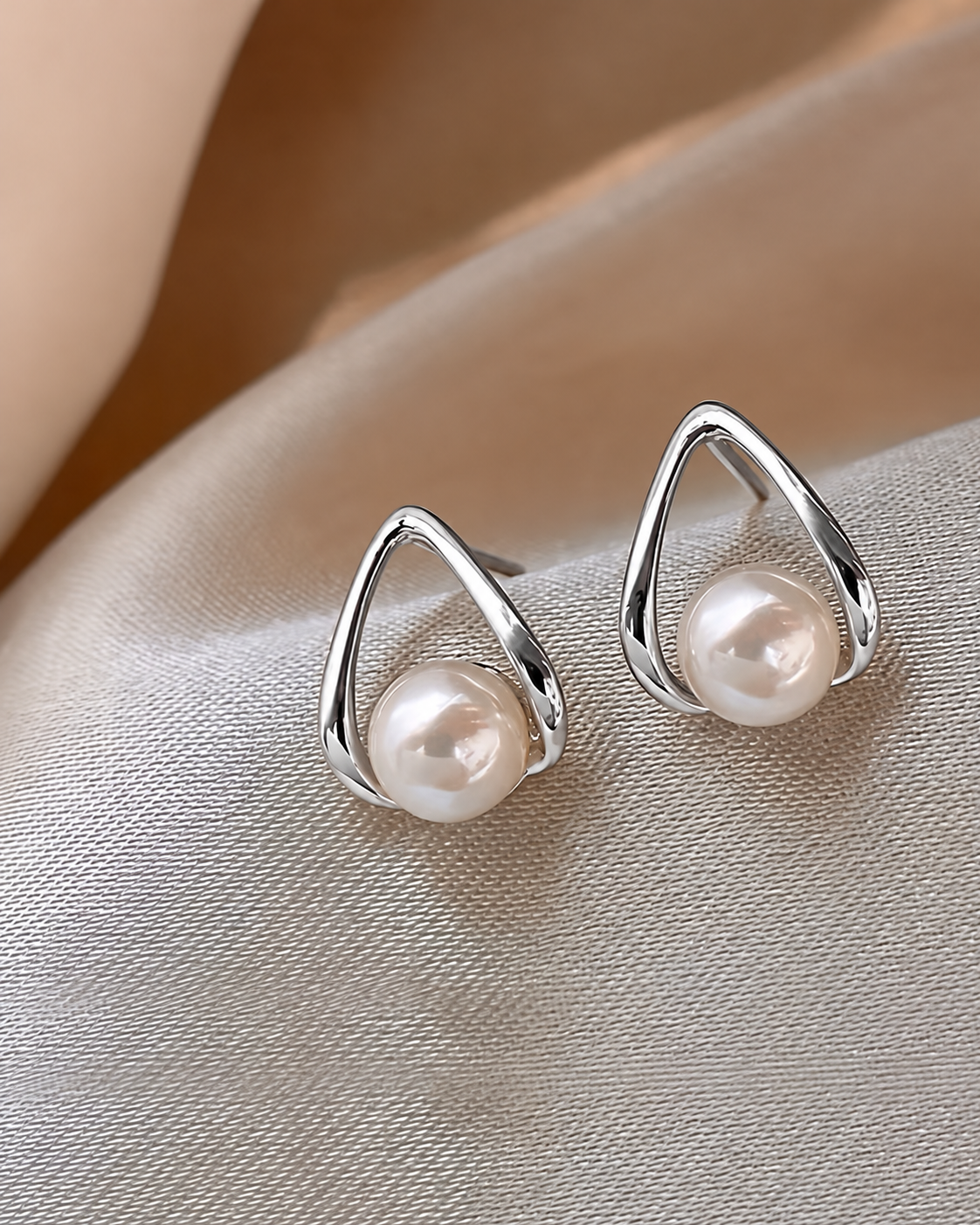 Aretes Arco Plateado y Perla