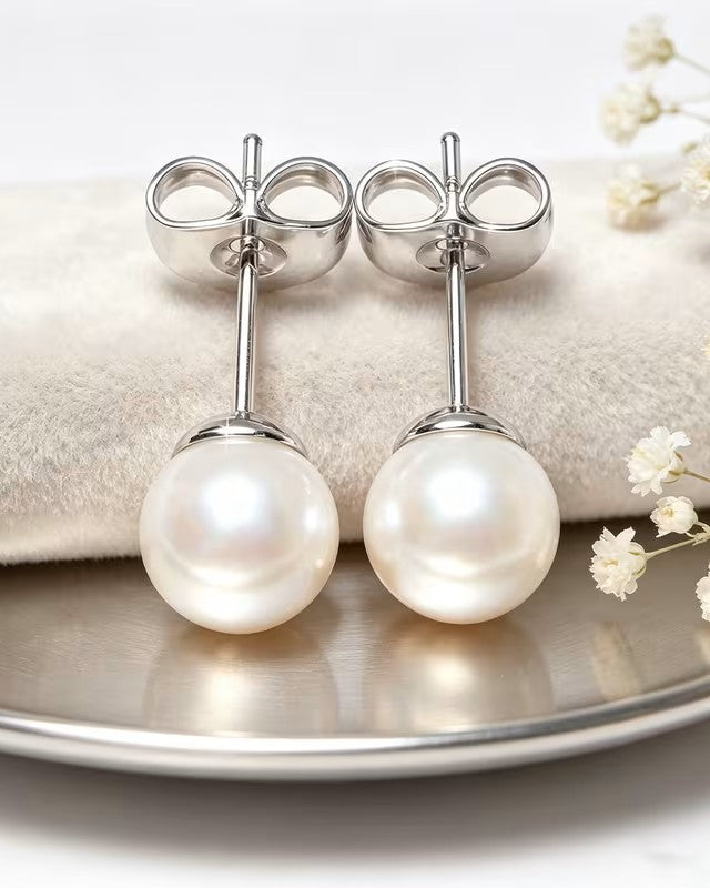 Aretes Plateados con Perla Pequeña