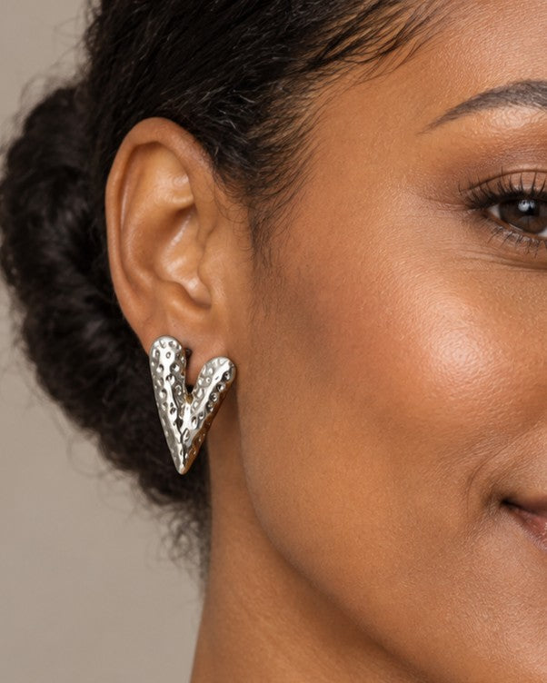 Aretes Plateados Corazones Amartillados