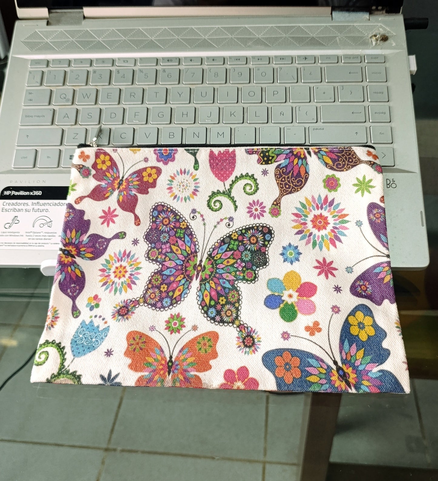Cosmetiquera Blanca con Mariposas y Flores