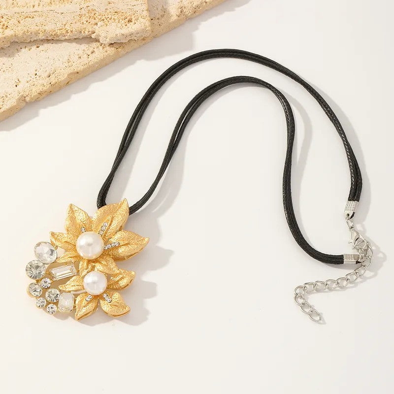 Collar Cordón Cuero Flores y Perlas