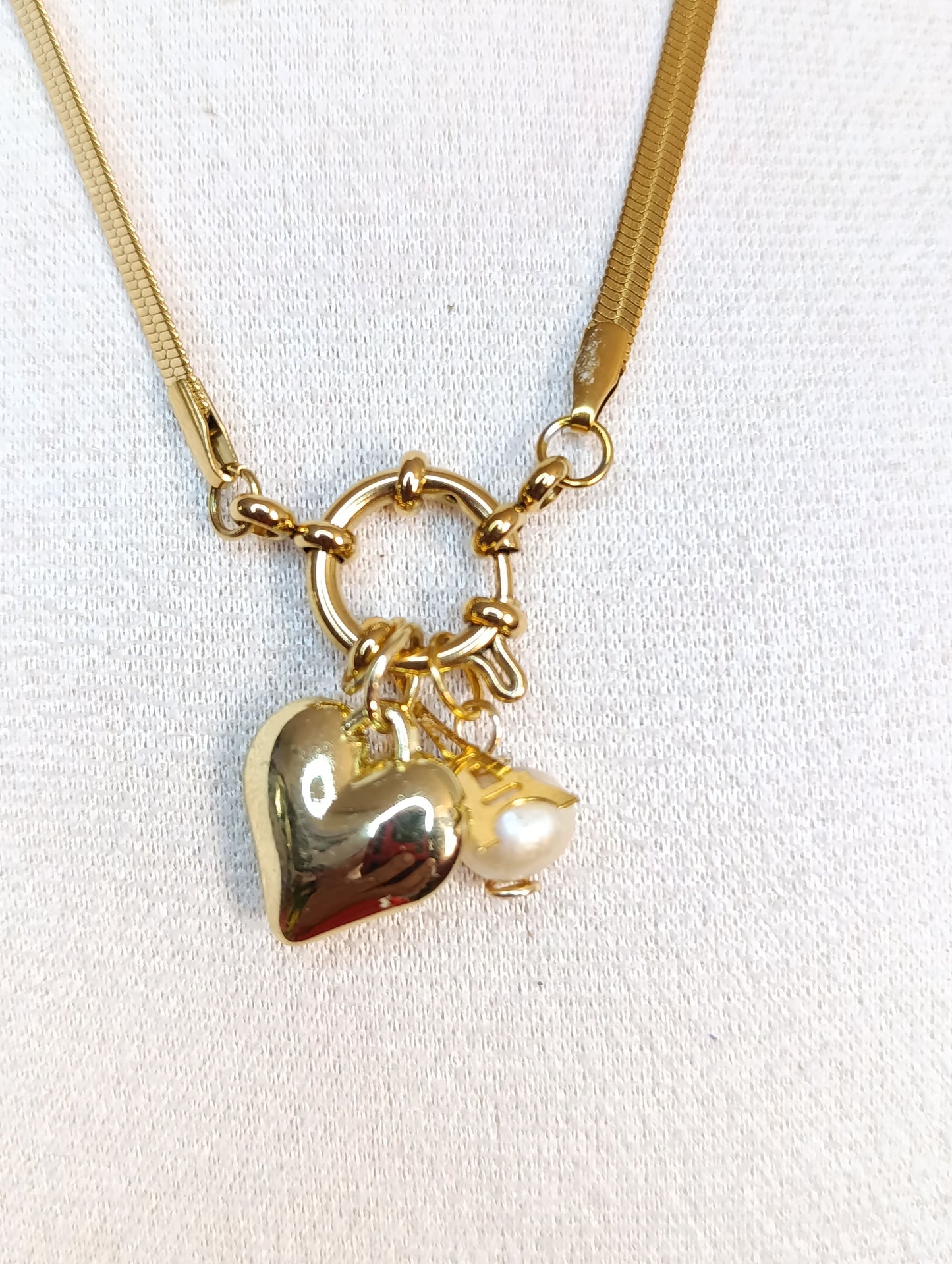 Collar Cadena Plana Dorada, Conector Marinero y Doje Corazón y Perla