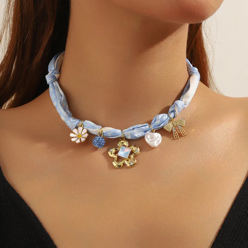 Collar Tipo Palicate Tonos Azules y Blancos Dijes Varios