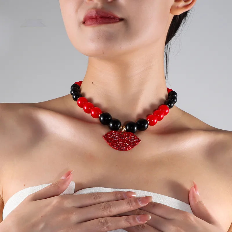 Collar Cuencas Negras y Rojas Dije Beso