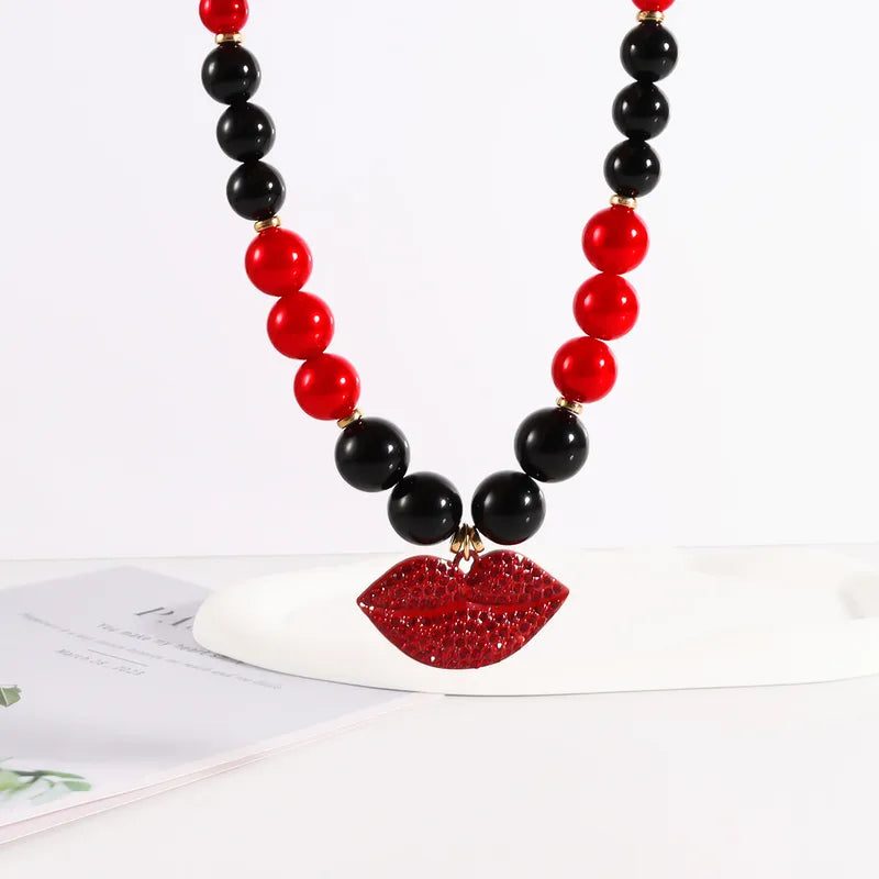 Collar Cuencas Negras y Rojas Dije Beso