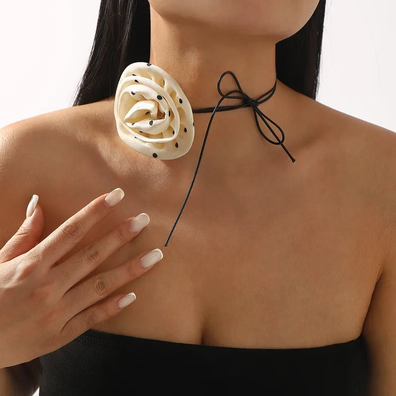 Collar Flor con Puntos Blancos con Cordón de Amarre