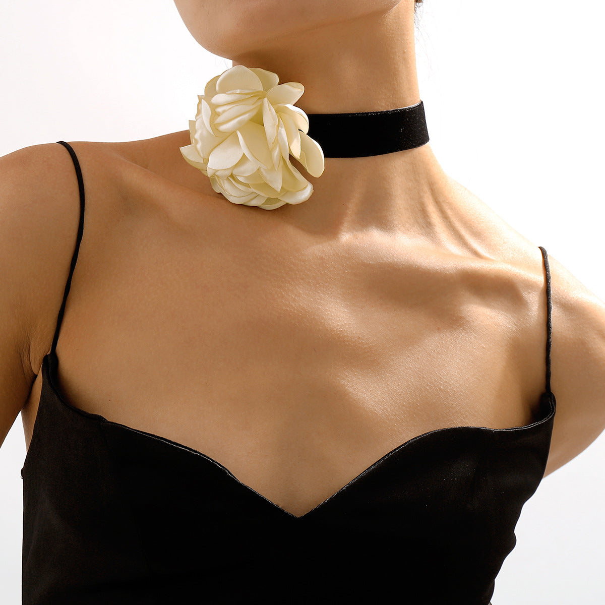 Collar Tipo Gargantilla Flor Blanca