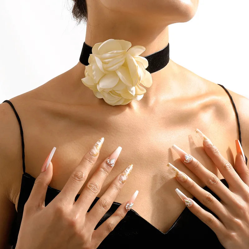Collar Tipo Gargantilla Flor Blanca