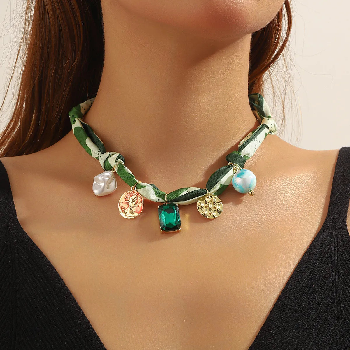Collar Paliacate Rombos Verdes Dijes Varios