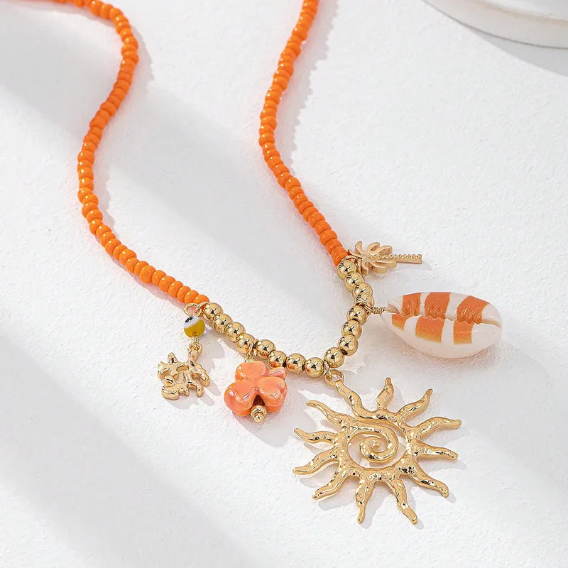 Collar Cuentas Naranjas y Perlas Doradas, Dijes Marinos