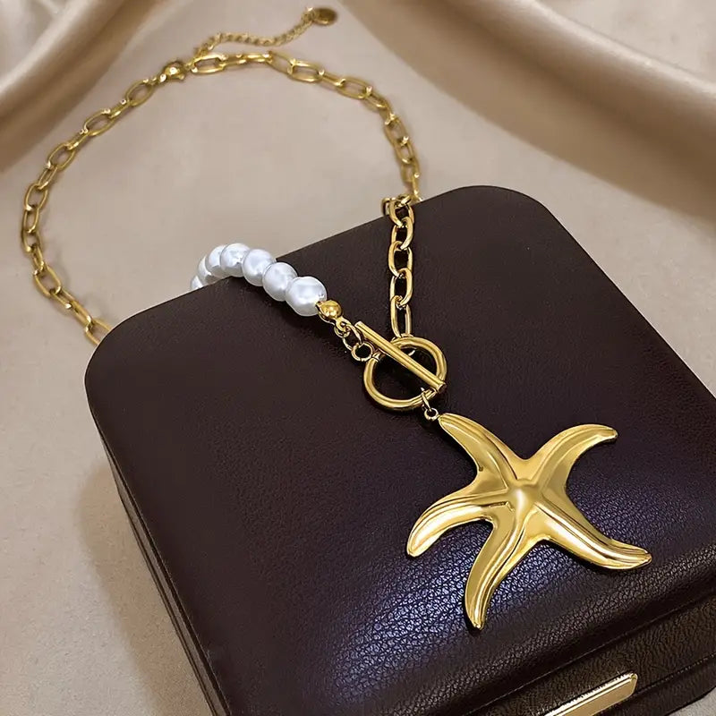 Collar Mitad Cuencas Perlas Blanca y Mitad Cadena Dorada Dije Estrella Mar