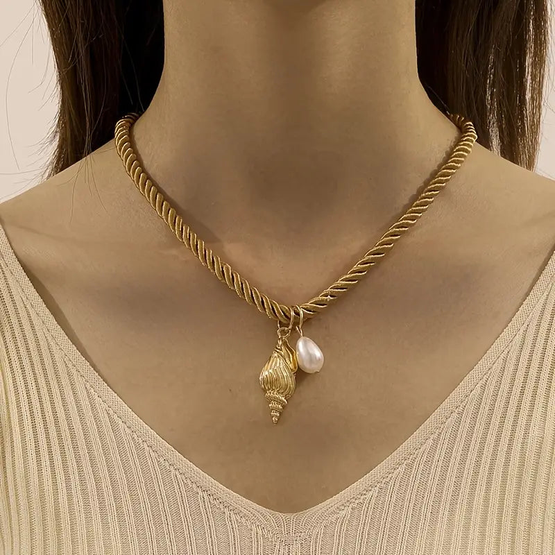 Collar Cordón Dorado Dijes Caracol y Perla