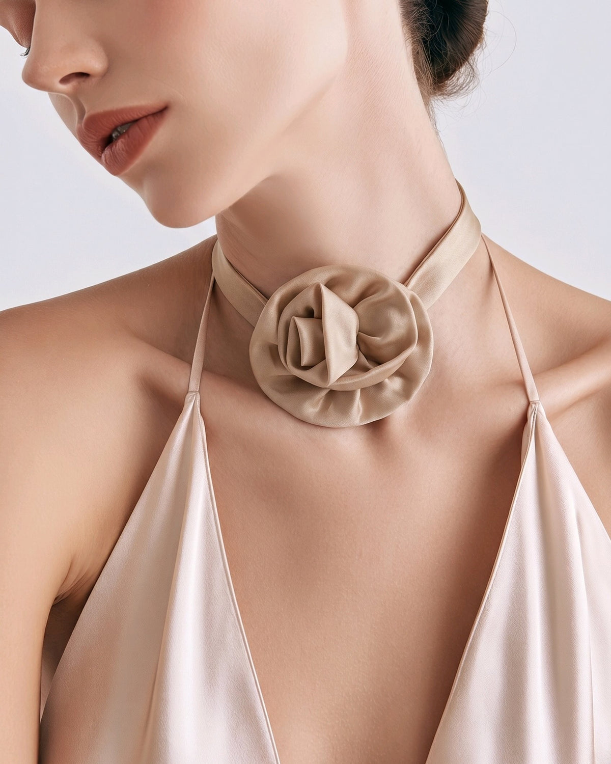 Collar Listón Dije Flor Beige