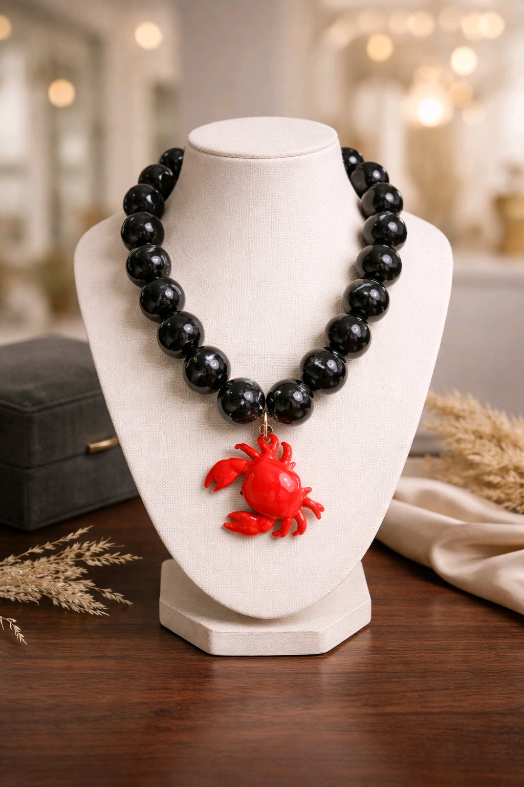 Collar Cuencas Vilma Negras 24 mm Dije Cangrejo Rojo