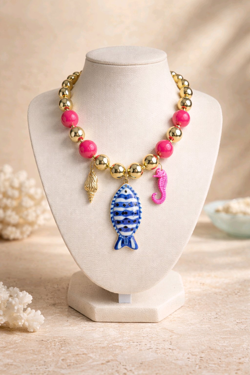 Collar Cuencas Doradas Metalizadas y Fiusha Dijes Varios Pez Azul
