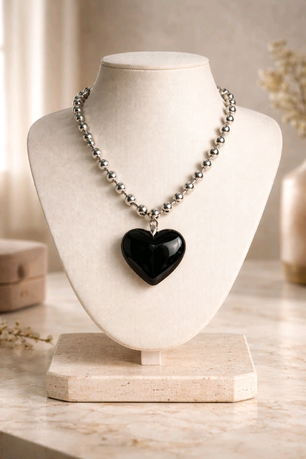 Collar Balín Plateado 8 mm Dije Corazón Negro