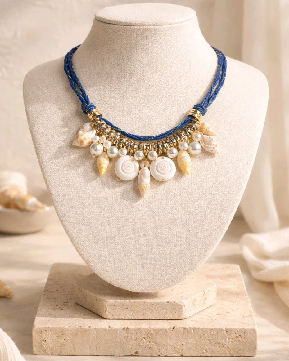 Collar Cordón Azul Dijes Varios Caracoles Blancos