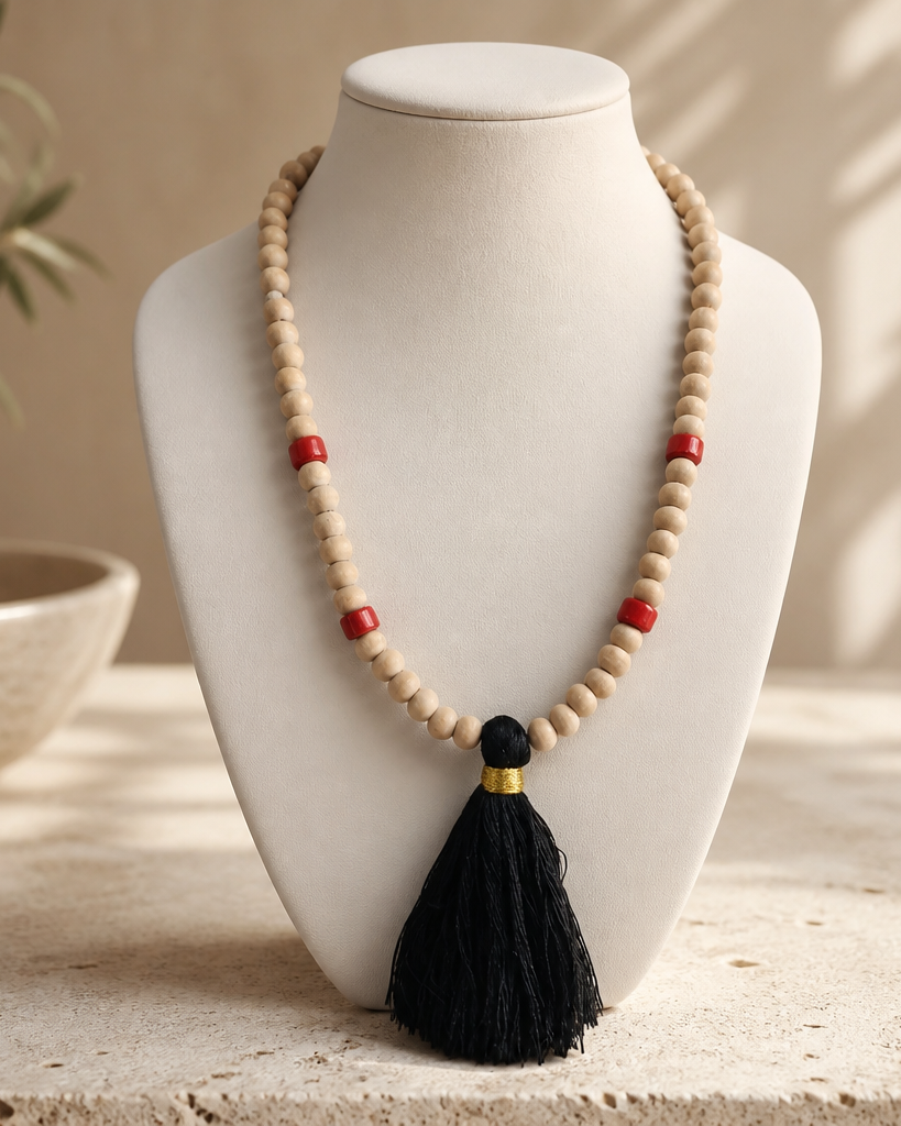 Collar Cuencas Madera y Dije Borla Negra
