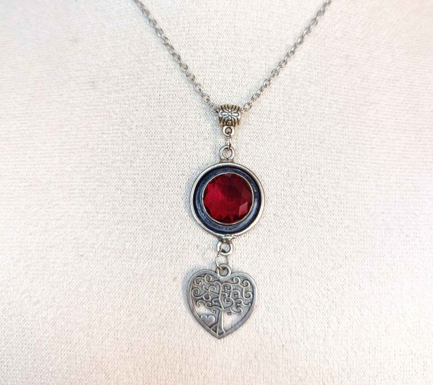 Dije Cristal Gránate, en Baño de Plata. Y dijes de Plata tibetana. Con una pieza de 57 mm de largo. Y una pieza de 46 mm de largo. Cadena de 45 cm.