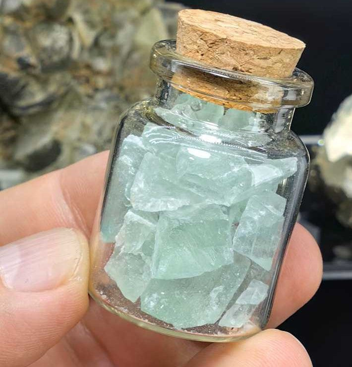 Frasco con Piedras Minerales de Fluoritas