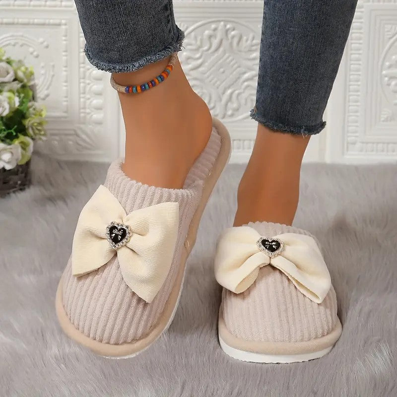 Pantufla Beige Moño con Dije Corazón