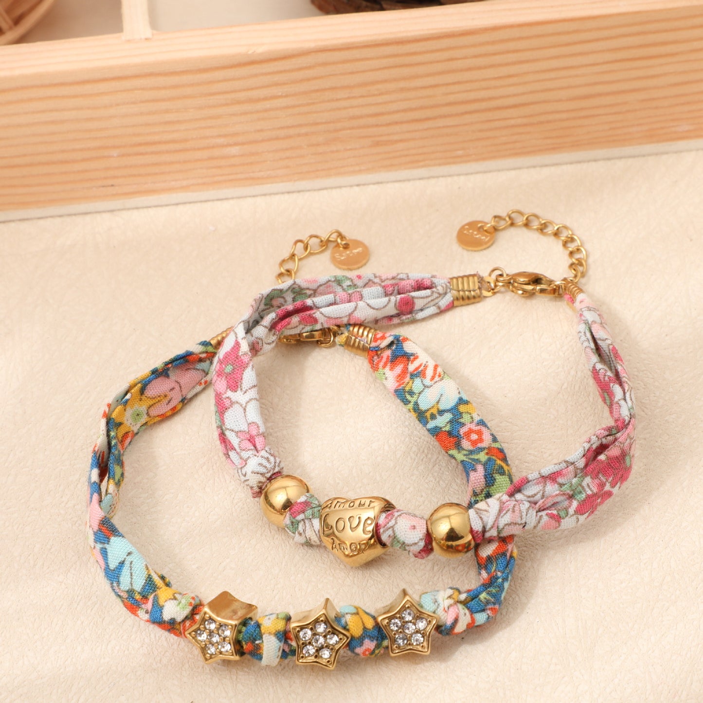 Pulsera Tela con Dijes Corazón y Cuentas Doradas