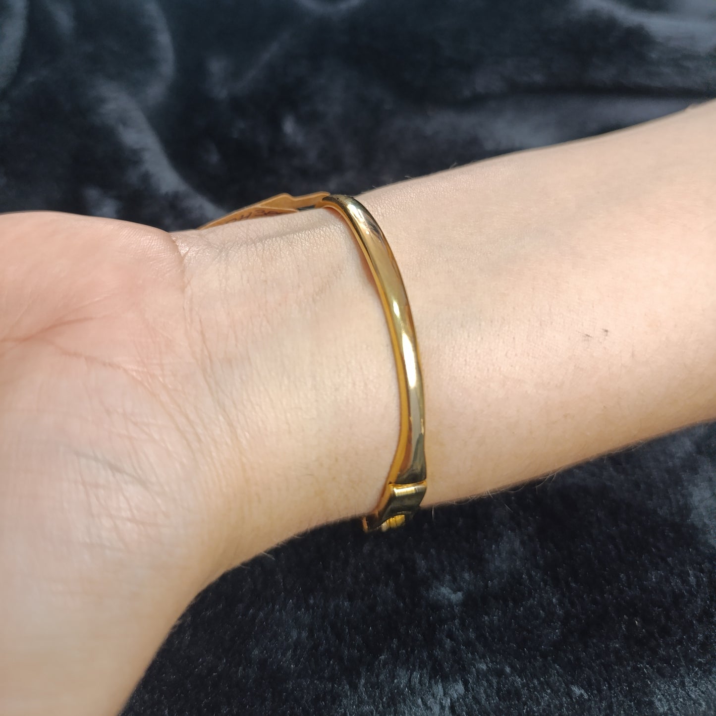 Pulsera Dorada Tipo Tifany con Hebilla Diamantes Negros